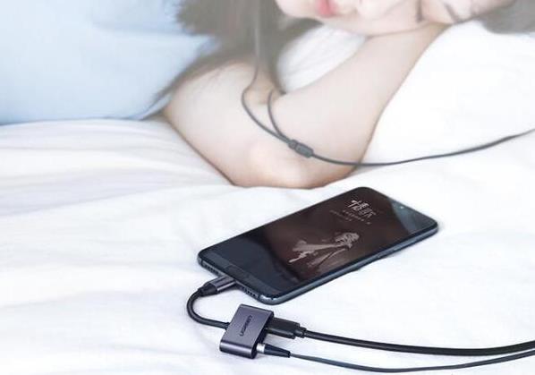 手機(jī)type-c外接充電和音樂(lè)多用途.jpg 手機(jī)type-c外接充電和音樂(lè)多用途.jpg